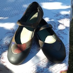 Camper Twins embroidered mary-janes, 39 narrow.